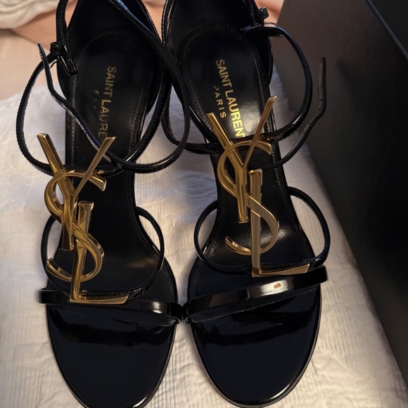 Saint Laurent Cassandra Sandals In Patent Leather With Gold-tone Monogram - Picture 4 of 4